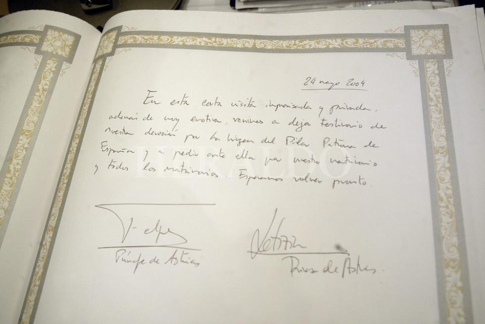 Don Felipe y Doña Letizia decidieron visitar varias localidades españolas después de su boda, el 22 de mayo de 2004. Entre ellas tres aragonesas: Alcañiz, Sos del Rey Católico y Zaragoza. A pesar del secreto con el que planearon el viaje, todos sus movimientos quedaron registrados por las cámaras. Firmas de los príncipes en el libro de honor