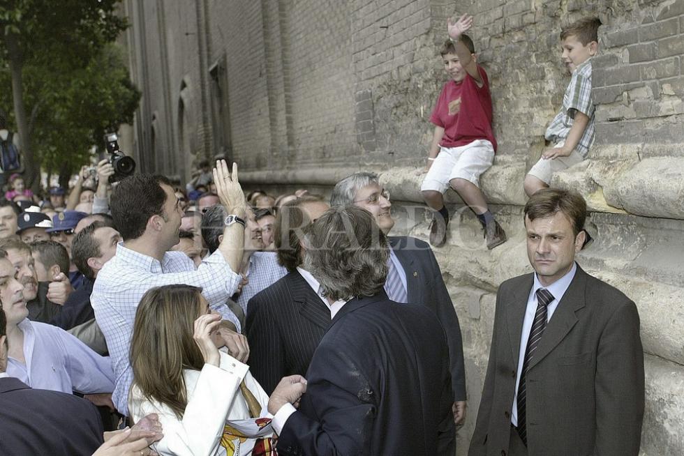 Don Felipe y Doña Letizia decidieron visitar varias localidades españolas después de su boda, el 22 de mayo de 2004. Entre ellas tres aragonesas: Alcañiz, Sos del Rey Católico y Zaragoza. A pesar del secreto con el que planearon el viaje, todos sus movimientos quedaron registrados por las cámaras. El recibimiento en la plaza fue multitudinario