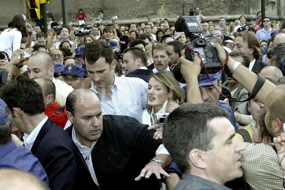 Don Felipe y Doña Letizia decidieron visitar varias localidades españolas después de su boda, el 22 de mayo de 2004. Entre ellas tres aragonesas: Alcañiz, Sos del Rey Católico y Zaragoza. A pesar del secreto con el que planearon el viaje, todos sus movimientos quedaron registrados por las cámaras. El recibimiento en la plaza fue multitudinario