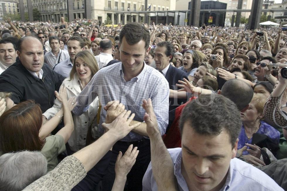 Don Felipe y Doña Letizia decidieron visitar varias localidades españolas después de su boda, el 22 de mayo de 2004. Entre ellas tres aragonesas: Alcañiz, Sos del Rey Católico y Zaragoza. A pesar del secreto con el que planearon el viaje, todos sus movimientos quedaron registrados por las cámaras. El recibimiento en la plaza fue multitudinario