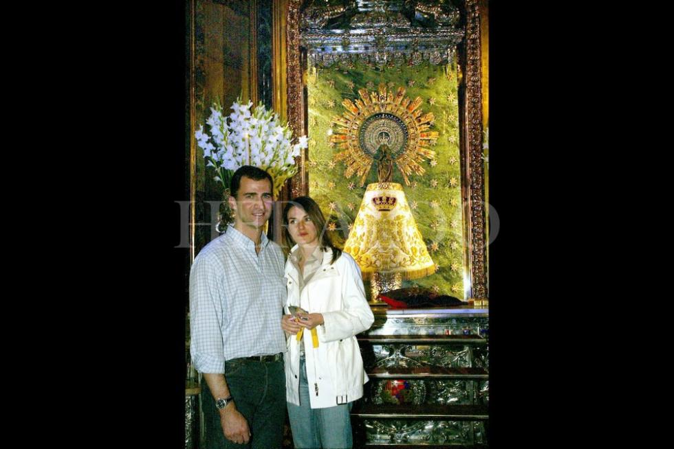 Don Felipe y Doña Letizia decidieron visitar varias localidades españolas después de su boda, el 22 de mayo de 2004. Entre ellas tres aragonesas: Alcañiz, Sos del Rey Católico y Zaragoza. A pesar del secreto con el que planearon el viaje, todos sus movimientos quedaron registrados por las cámaras. En la basílica del Pilar, no obstante, tuvieron unos momentos de tranquilidad para orar ante la Virgen