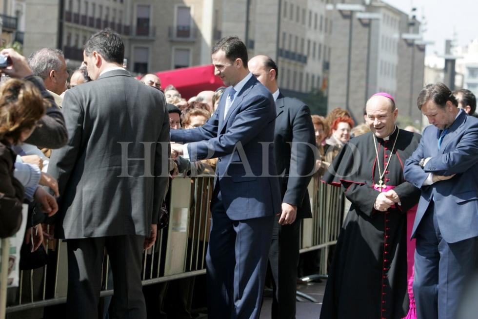 El príncipe Felipe visita a la Virgen del Pilar durante la inauguración de los trabajos de restauración de la Regina Martyrum en marzo de 2007