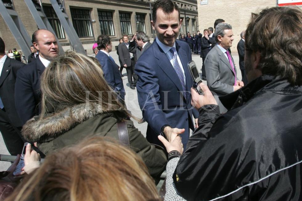 El príncipe Felipe visita a la Virgen del Pilar durante la inauguración de los trabajos de restauración de la Regina Martyrum en marzo de 2007