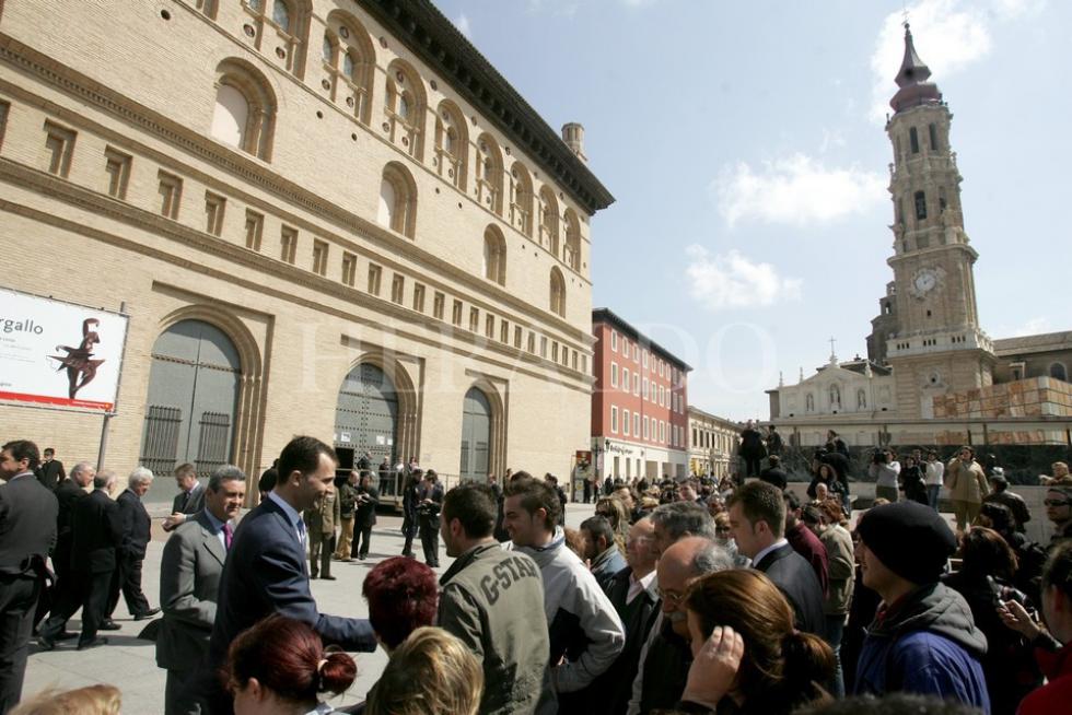 El príncipe Felipe visita a la Virgen del Pilar durante la inauguración de los trabajos de restauración de la Regina Martyrum en marzo de 2007