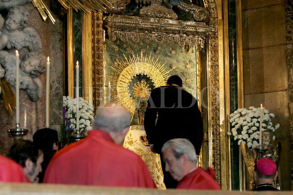 El príncipe Felipe visita a la Virgen del Pilar durante la inauguración de los trabajos de restauración de la Regina Martyrum en marzo de 2007