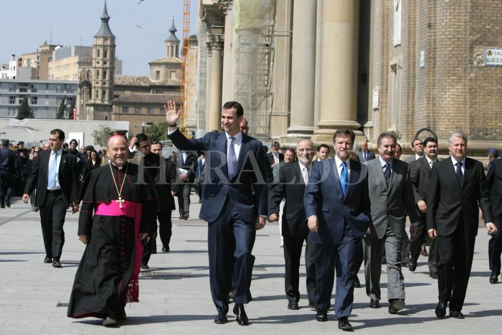 El príncipe Felipe visita a la Virgen del Pilar durante la inauguración de los trabajos de restauración de la Regina Martyrum en marzo de 2007