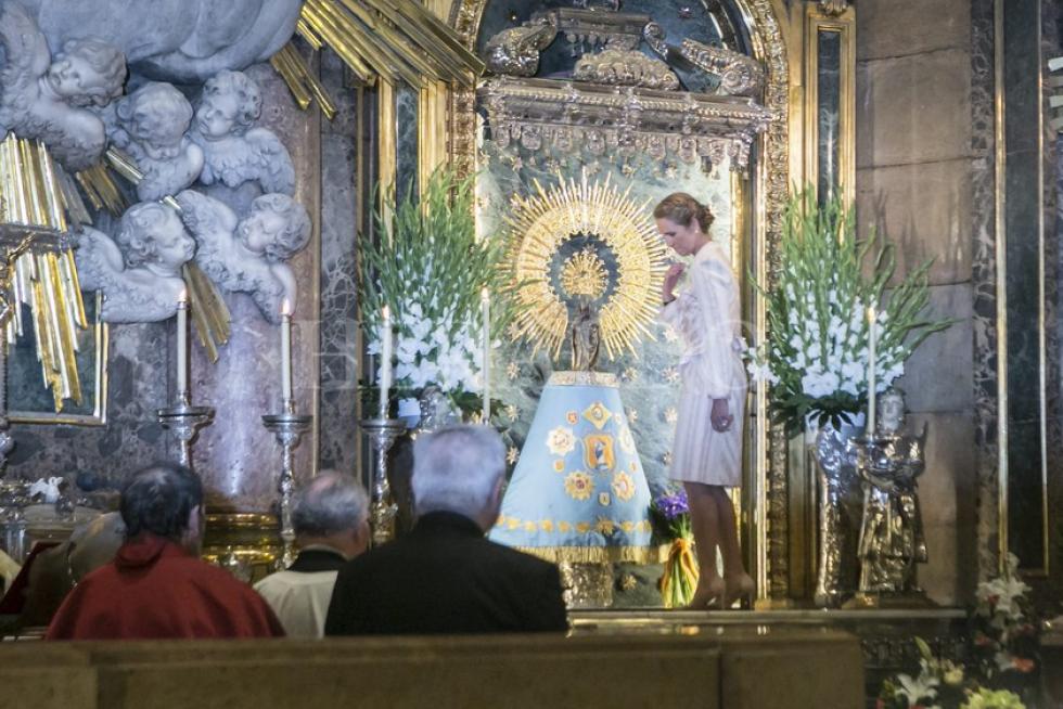 Doña Elena de Borbón ante la Virgen del Pilar durante su visita el 9 de mayo de 2014