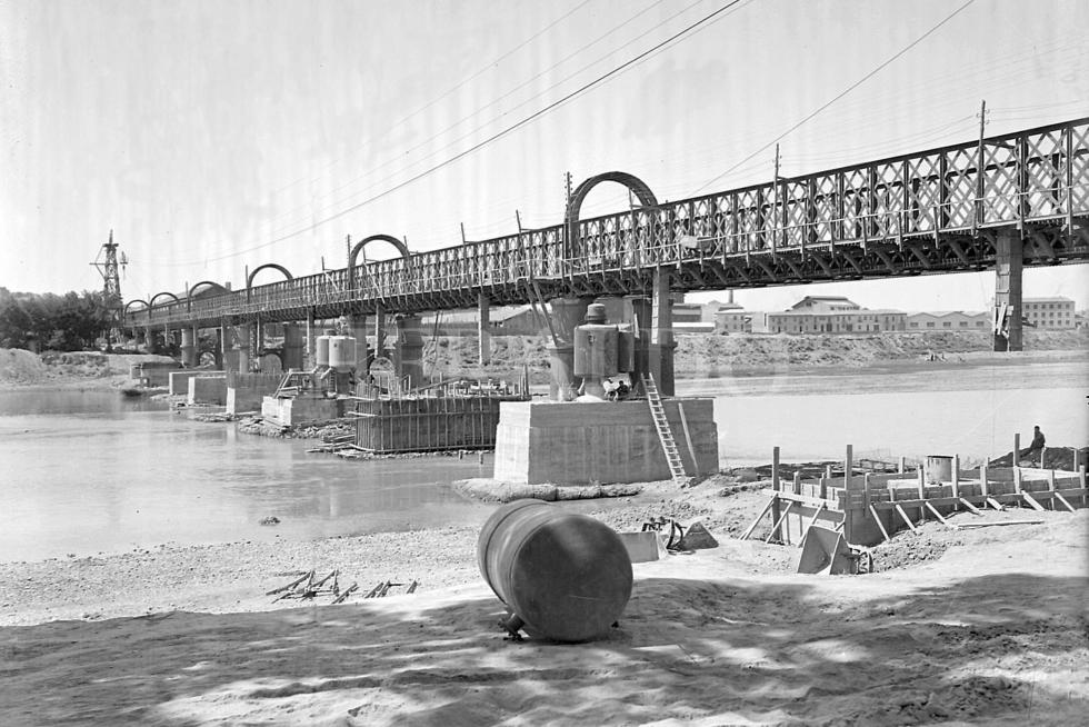 En septiembre de 1987 se inauguró el puente de la Almozara en Zaragoza. En la imagen, el puente en obras
