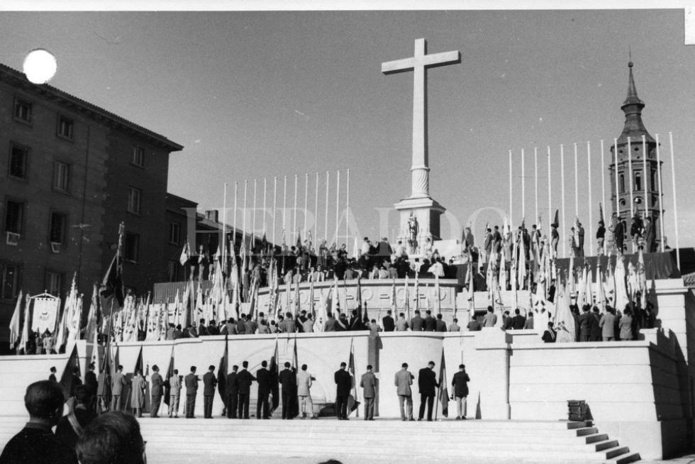 Celebración religiosa en la plaza del Pilar de Zaragoza durante el Congreso Mariano, el 9 de octubre de 1954