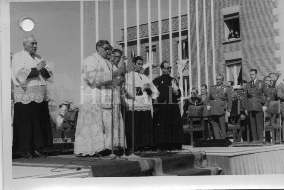 Celebración religiosa en la plaza del Pilar de Zaragoza durante el Congreso Mariano, el 9 de octubre de 1954