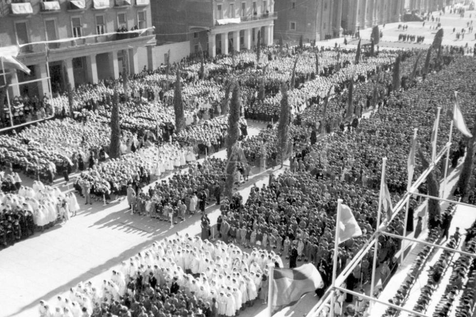 Celebración religiosa en la plaza del Pilar de Zaragoza durante el Congreso Mariano, el 9 de octubre de 1954
