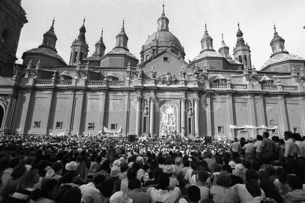 Reunión neocatecumenal en la plaza del Pilar de Zaragoza, en agosto de 1989