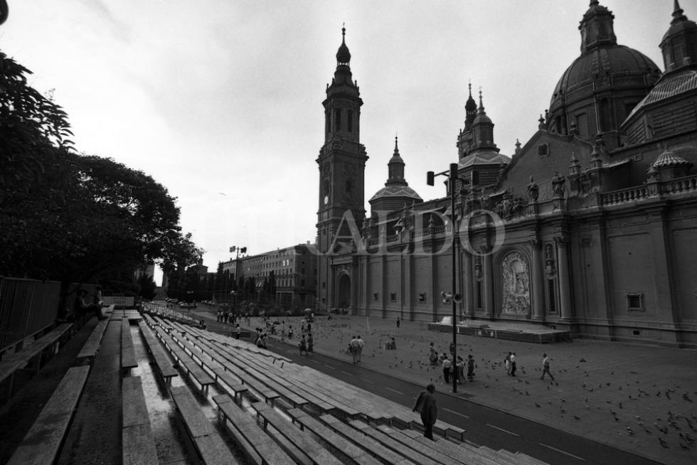 Preparativos de la reunión neocatecumenal en la plaza del Pilar de Zaragoza, en agosto de 1989