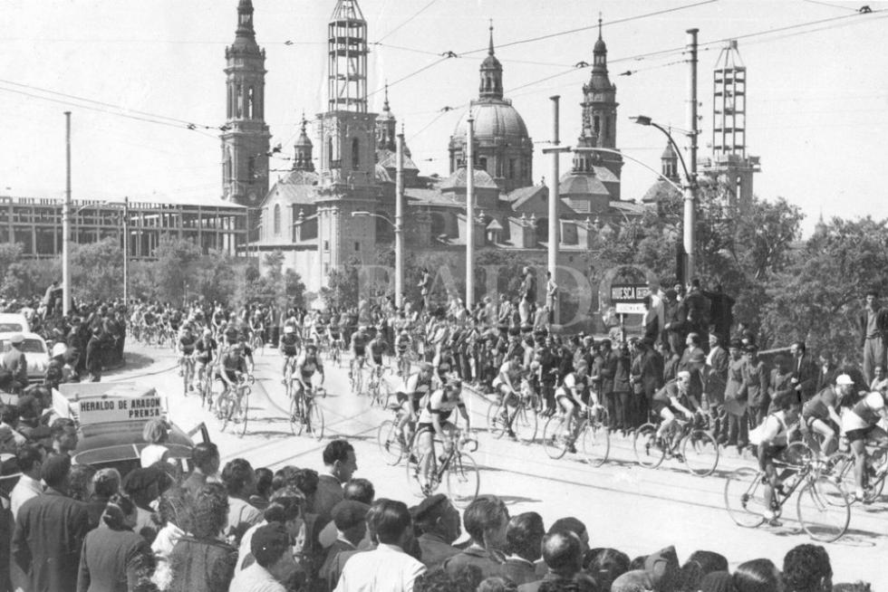 Paso de la Vuelta Ciclista a España por Zaragoza, el 26 de abril de 1955. Al fondo, el Pilar con las dos últimas torres en construcción