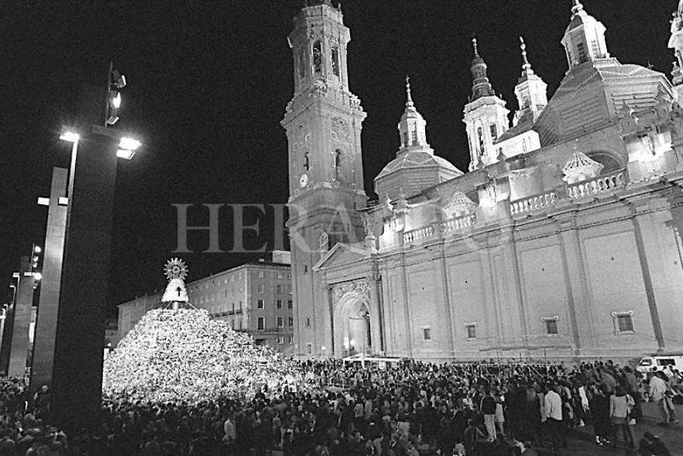 Imagen de la Virgen del Pilar con el manto de flores a cuatro vistas la noche de la Ofrenda de 1998