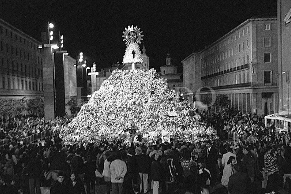 Imagen de la Virgen del Pilar con el manto de flores a cuatro vistas la noche de la Ofrenda de 1998