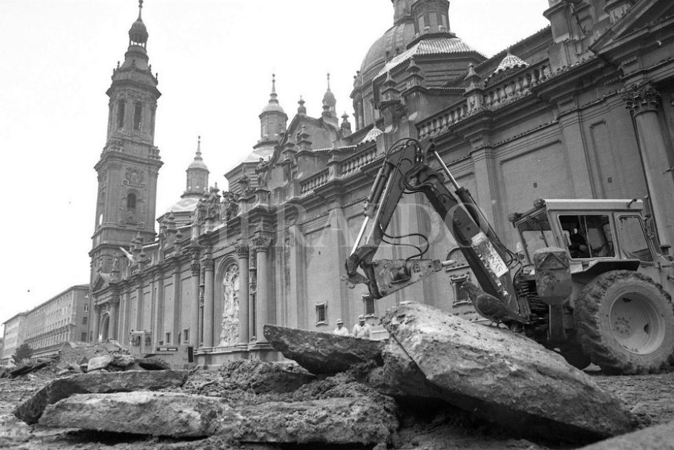 Las máquinas levantan el suelo de la plaza del Pilar durante los trabajos de reforma de la plaza que duraron hasta 1991