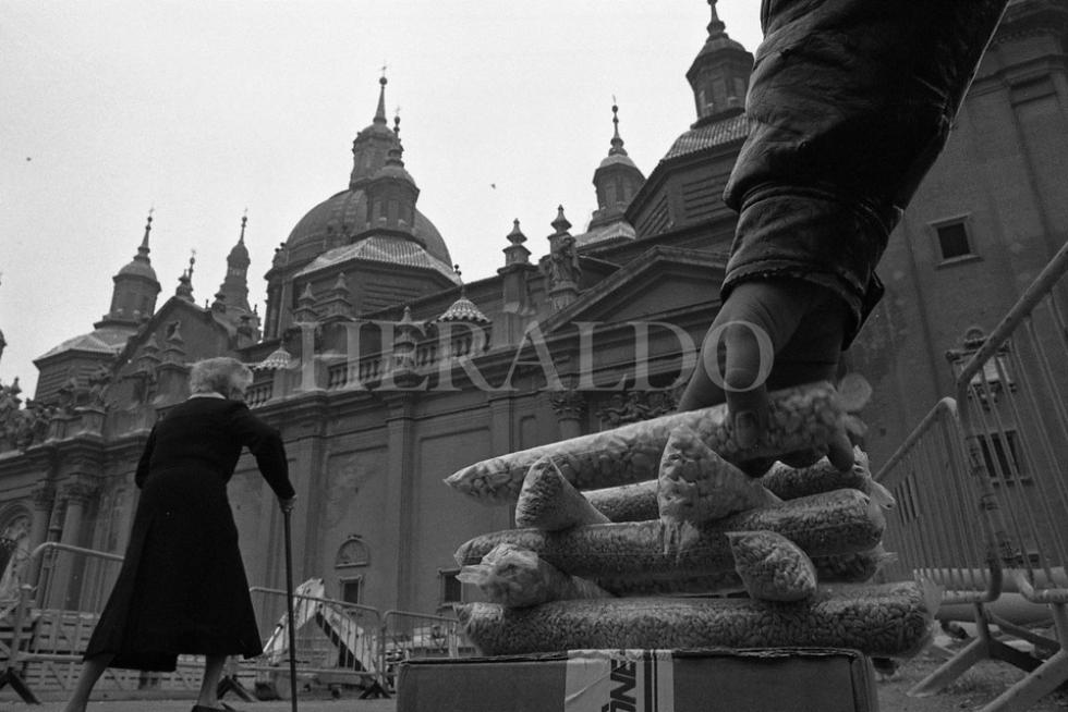 Una imagen que ya no es posible: vendedores ambulantes de maíz para las palomas de la plaza del Pilar en los años 90. La práctica se prohibió para tratar de controlar el censo de palomas