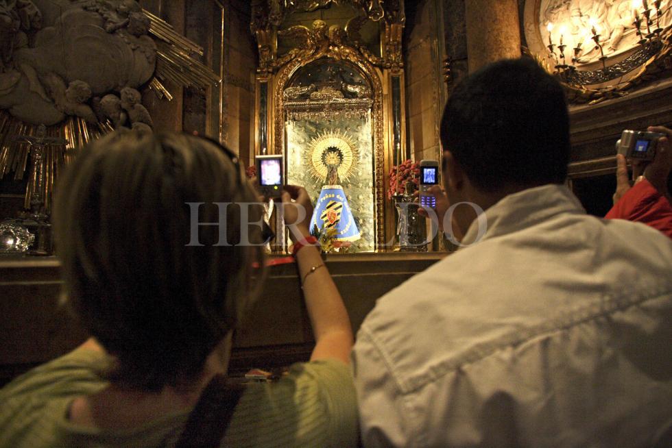 Los mantos de la Virgen del Pilar, en fotos