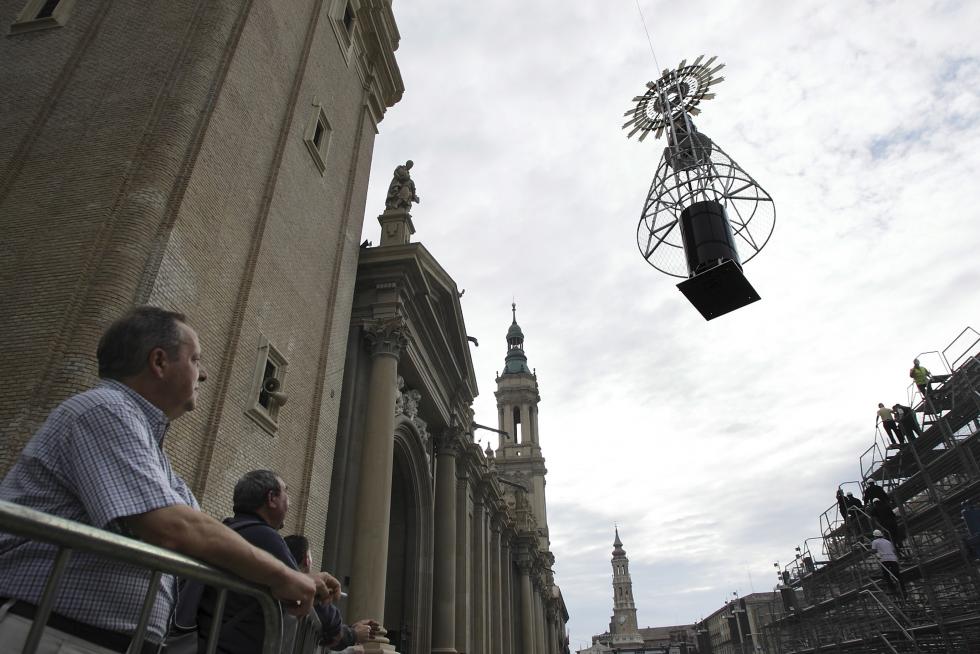 Montaje de la estructura de la Ofrenda en las Fiestas del Pilar de 2009. Colocación de la Virgen del Pilar