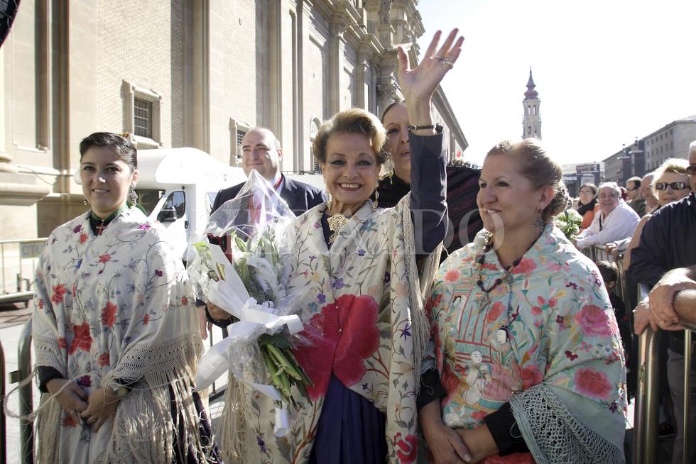 La actriz Carmen Sevilla se llevó todos los aplausos cuando apareció con su ramo en la Ofrenda de Flores de las Fiestas del Pilar de 2009.