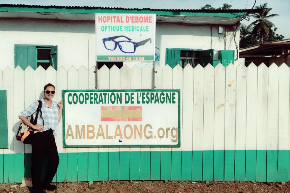 La óptica canaria Gadir Fadhil durante su voluntariado en Camerún (África), de la mano de la Fundación Ilumináfrica.