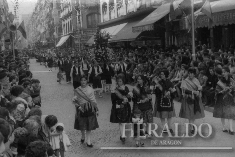 Ofrenda a la Virgen del Pilar en 1959