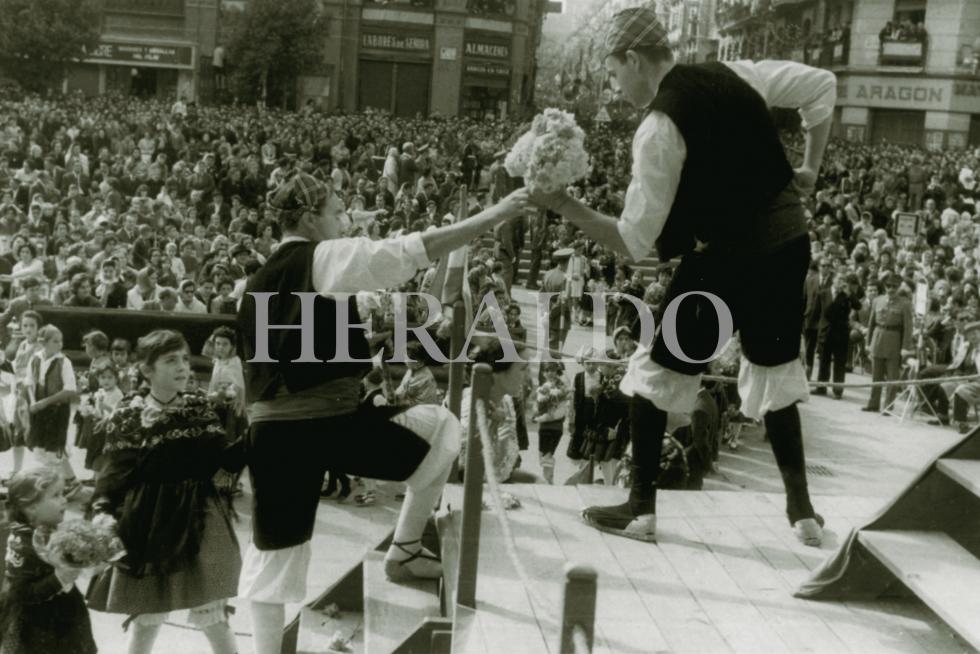 Ofrenda a la Virgen del Pilar en los años 60
