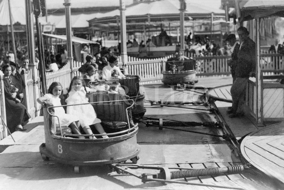 Las ferias durante las Fiestas del Pilar de Zaragoza en 1934. En la imagen, unas niñas en El Látigo