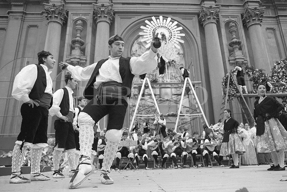 La Ofrenda de Flores a la Virgen del Pilar en 1996