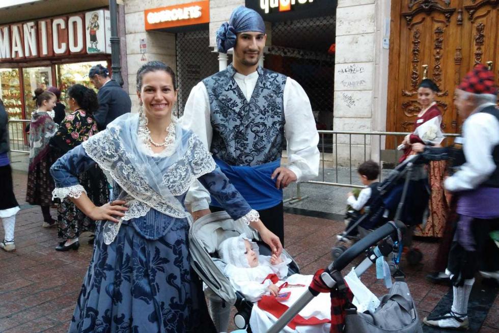 Isabel y Víctor, junto a su hijo Héctor.