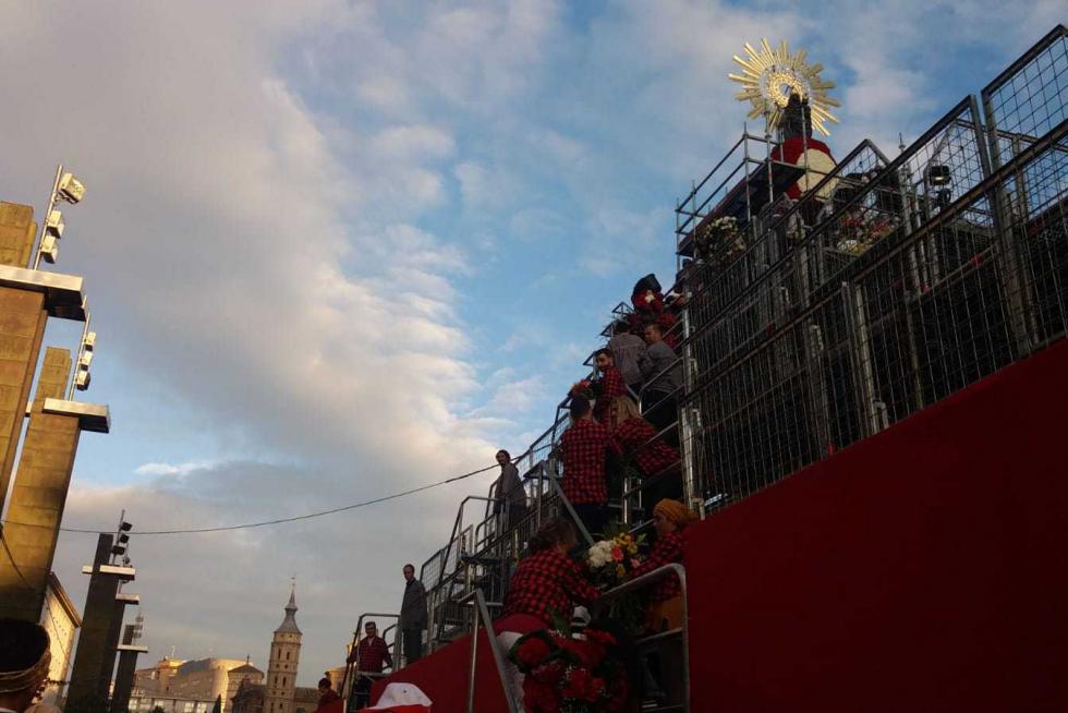 El manto de la Virgen ya luce sus primeras flores.