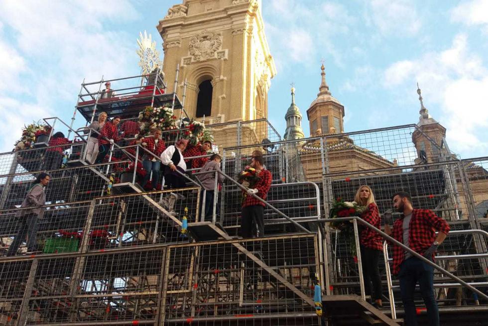 El manto de la Virgen ya luce sus primeras flores