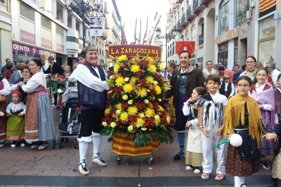 El grupo Cultural La Zaragoza a su paso por calle Alfonso.