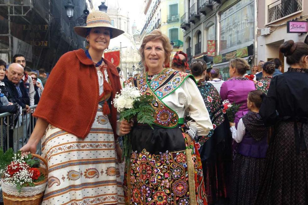 Eva y Maribel, madre e hija, a punto de llegar a la plaza del Pilar.