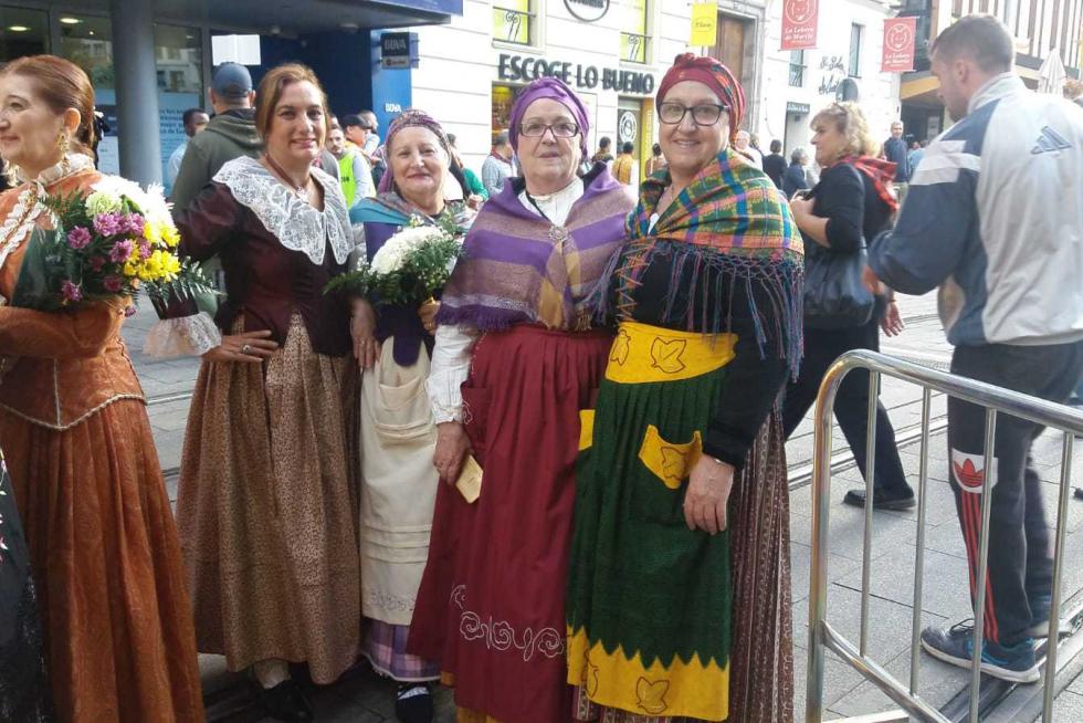 Paqui, Conchita, Teodora y Pilar aguardan en el Coso a su entrada a la calle Alfonso.