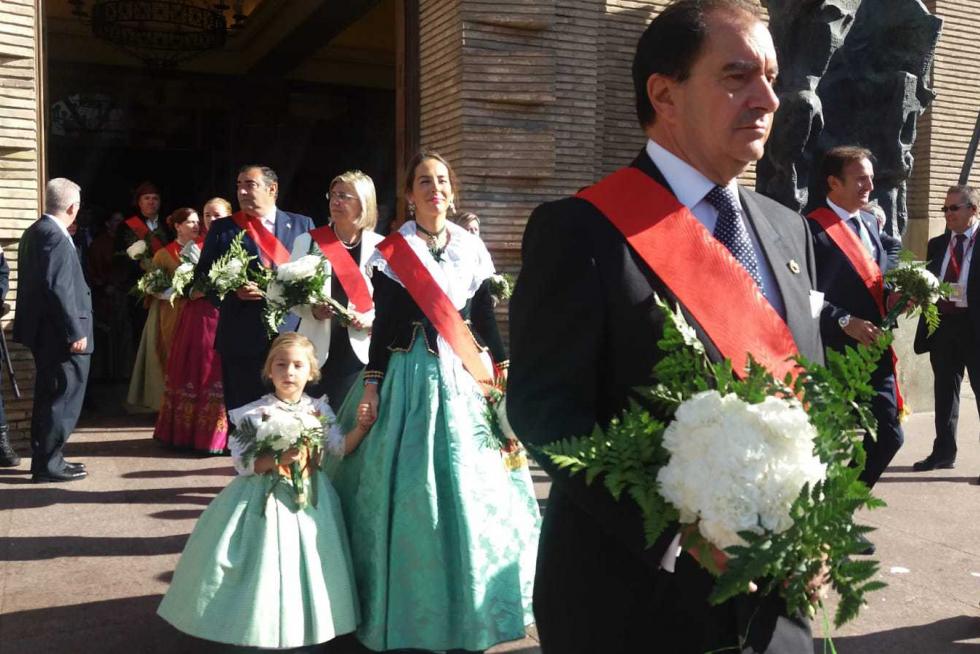 La corporación municipal participa en la Ofrenda.