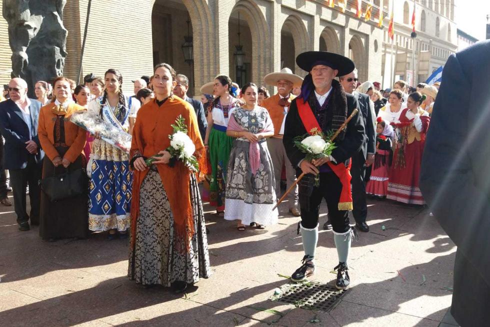 La corporación municipal participa en la Ofrenda.