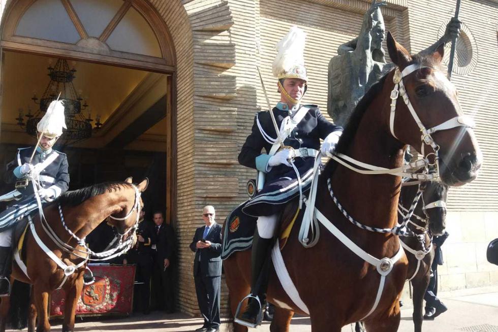 La corporación municipal participa en la Ofrenda.