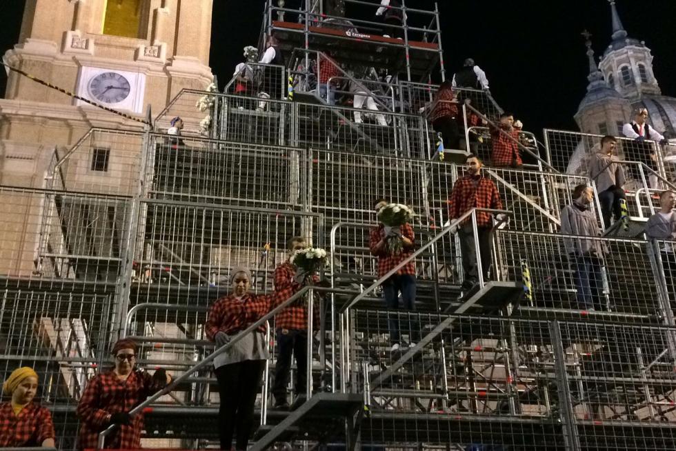 La estructura de la Virgen comienza a cubrir el manto