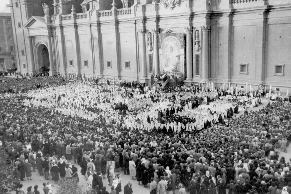 Celebración religiosa en la plaza del Pilar de Zaragoza durante el Congreso Mariano el 9 de octubre de 1954.