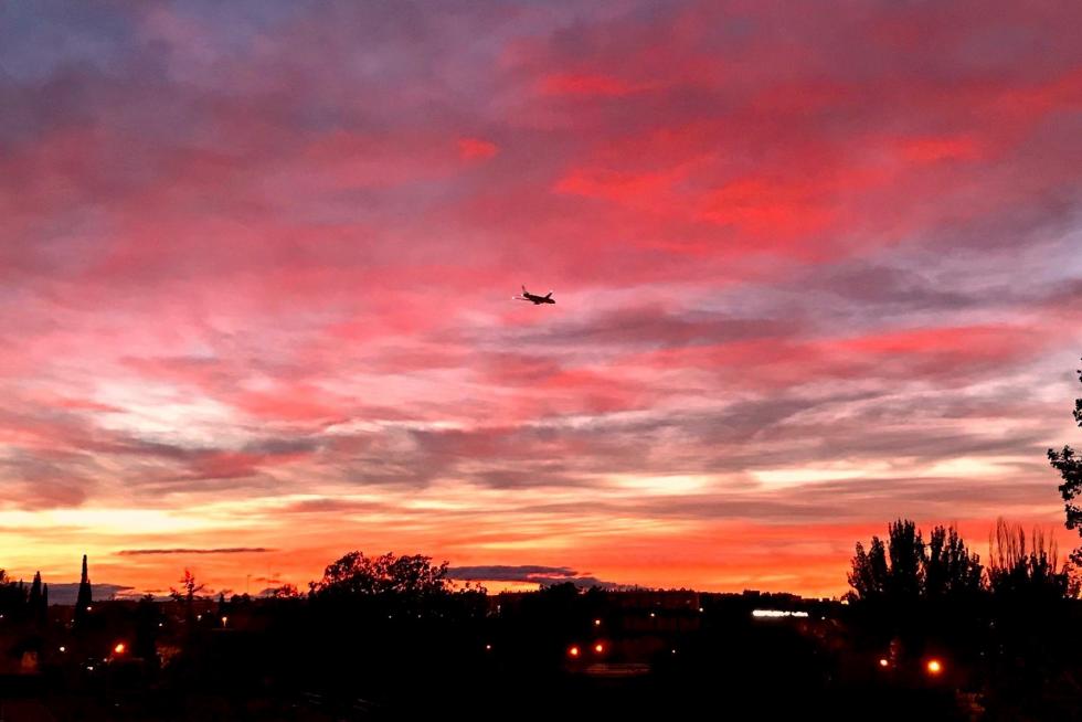 Atardecer de otoño con avión