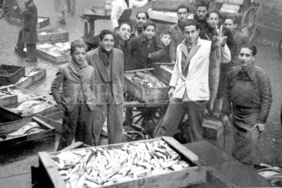 Vendedores de pescado en las calles de Zaragoza en 1948.