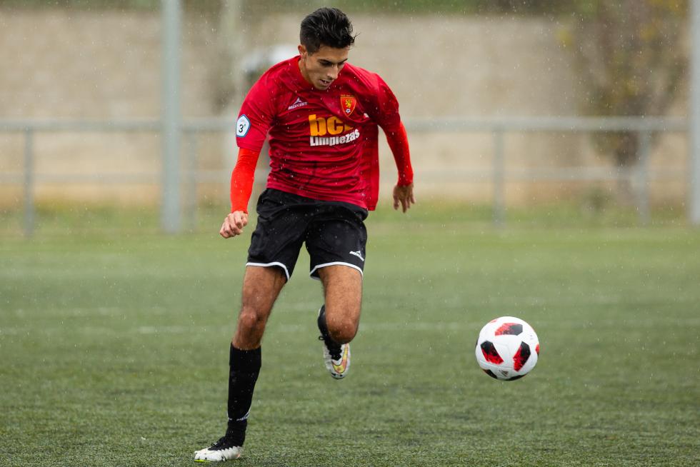 Un jugador del San Juan progresa con el balón ante el Utebo.