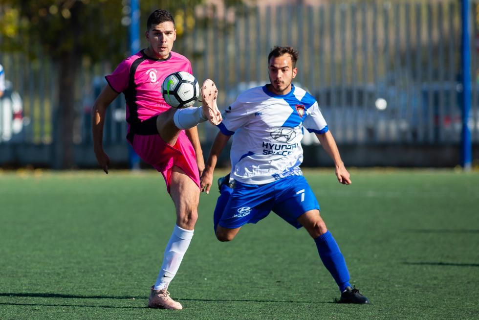 Un jugador del Seulcar San Fernando presiona a un rival del Calatayud.