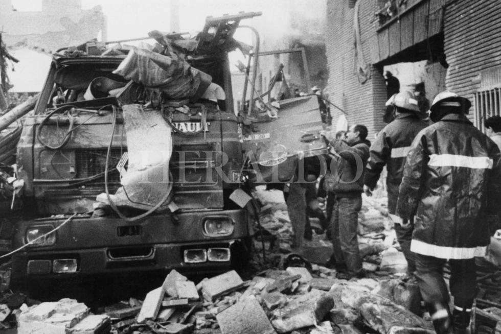 Atentado de ETA con un coche bomba contra la casa cuartel de la Guardia Civil en la avenida Cataluña de Zaragoza el 11 de diciembre de 1987.