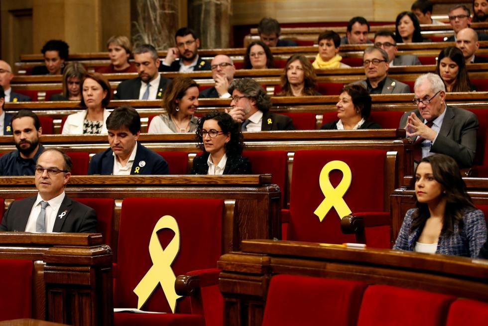 22 DE MARZO. La presidenta del grupo parlamentario de Ciudadanos, Inés Arrimadas (d), junto al escaño vacio de los diputado encarcelados Oriol Junqueras y Jordi sánchez durante el pleno de investidura convocado de urgencia por el presidente del Parlament, Roger Torrent