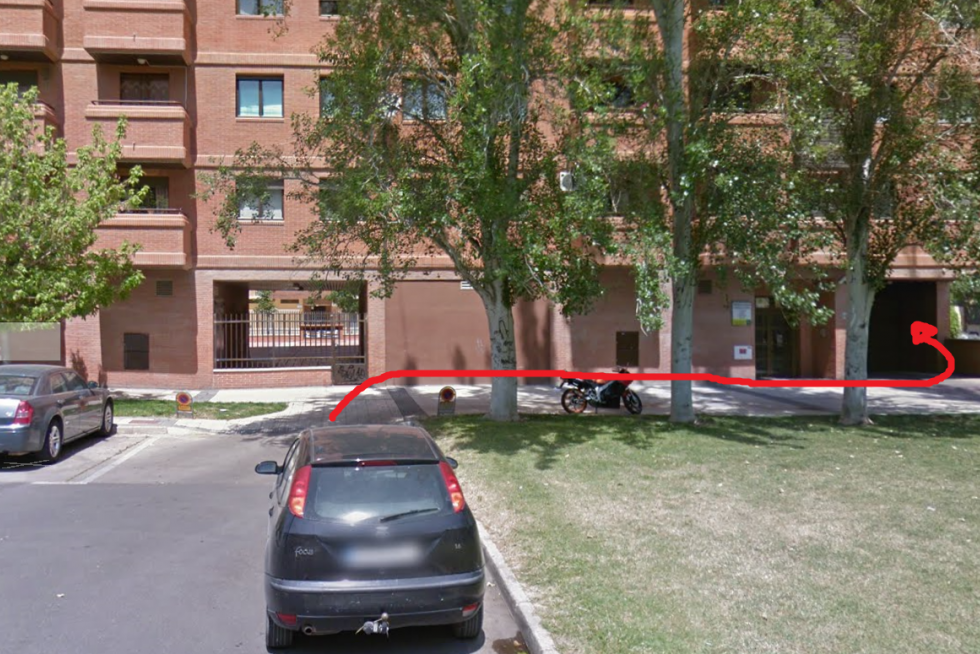 C/Santiago Lagunas Zaragoza (Entrada al garaje por la acera)