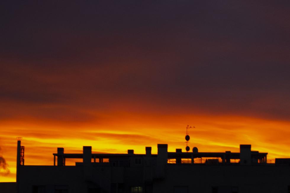 Cielo ardiente al amanecer