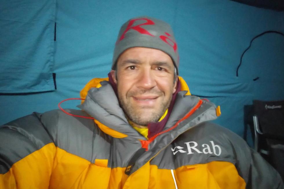 16 de mayo. Javier Camacho se convierte en el primer aragonés que corona el Everest sin oxígeno.